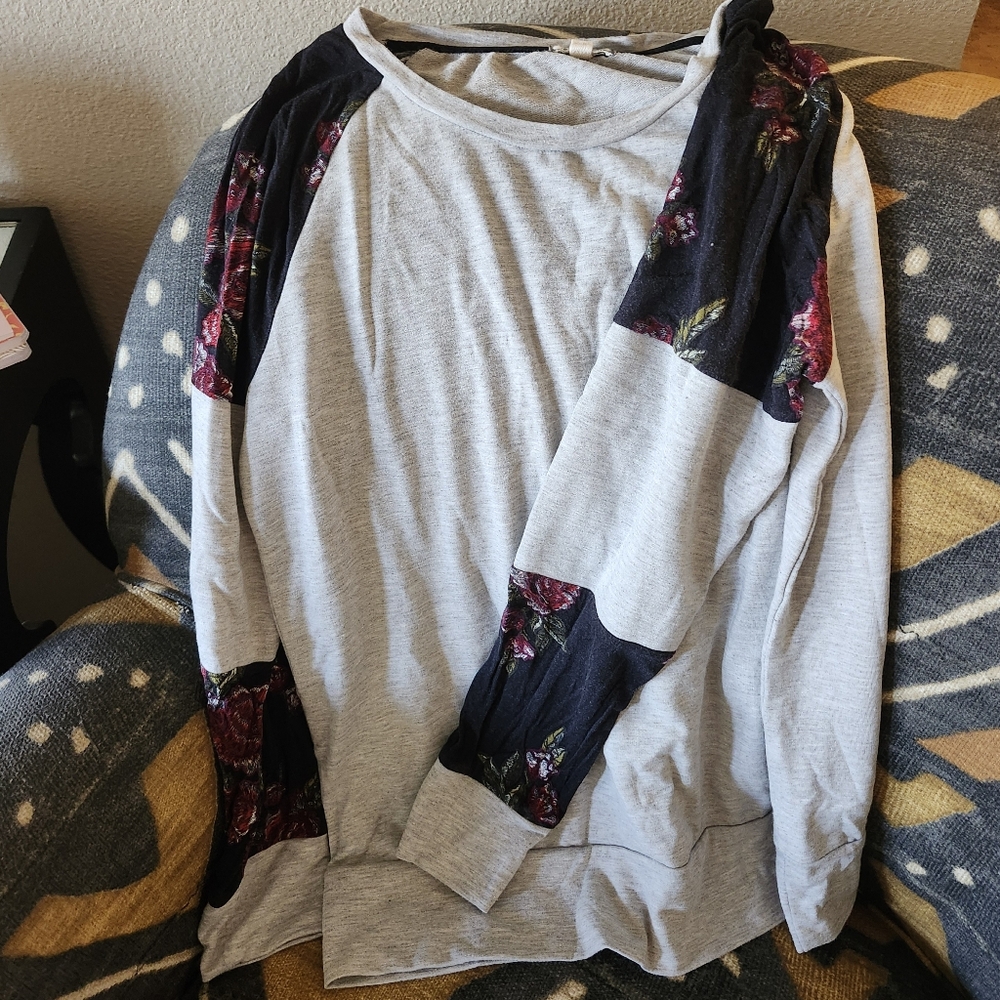 Sale🍁🍂 Eyeshadow French Terry Floral Sleeve Gray and Black Top